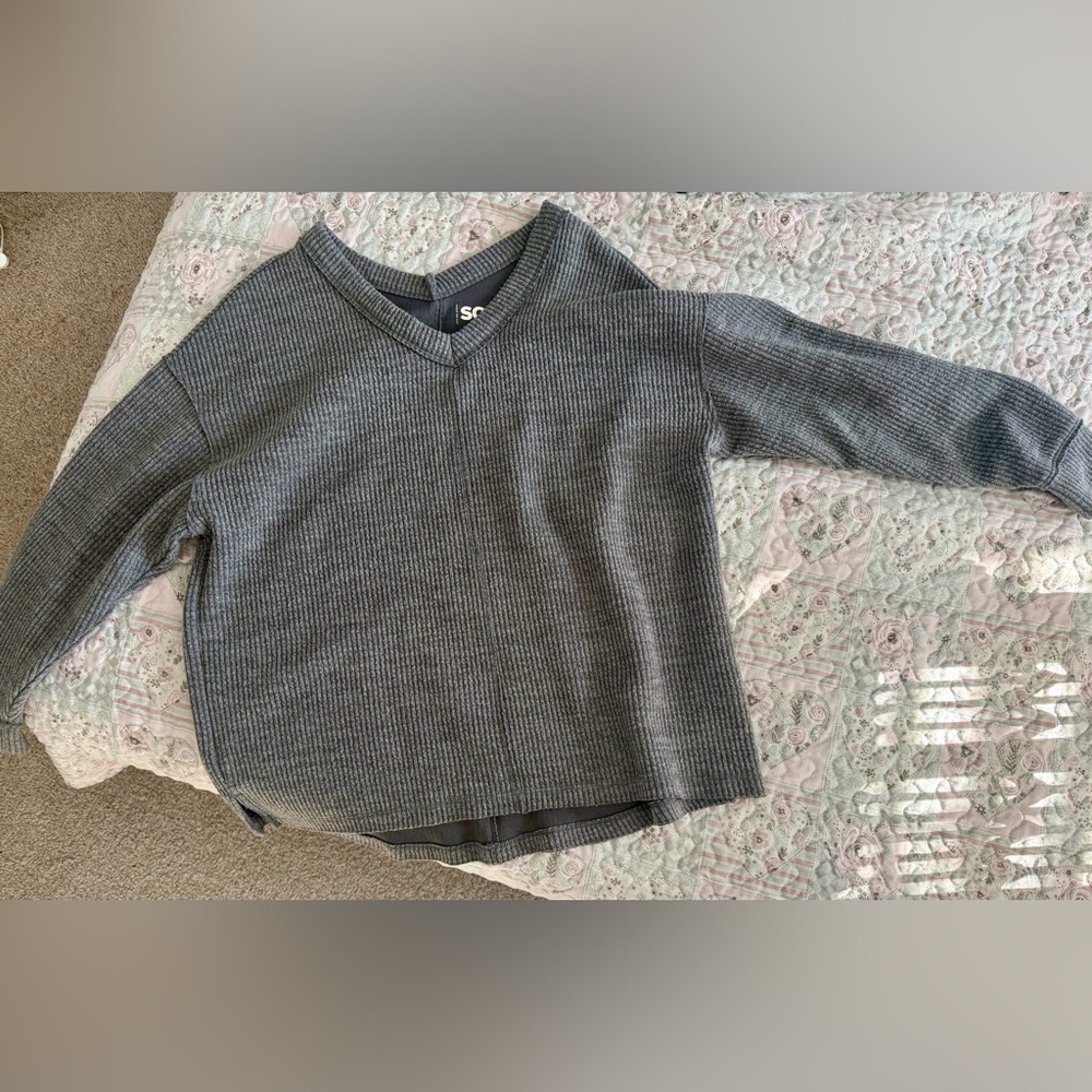 Juniors' SO® Oversized Waffle V Neck Top. (Size Juniors M)